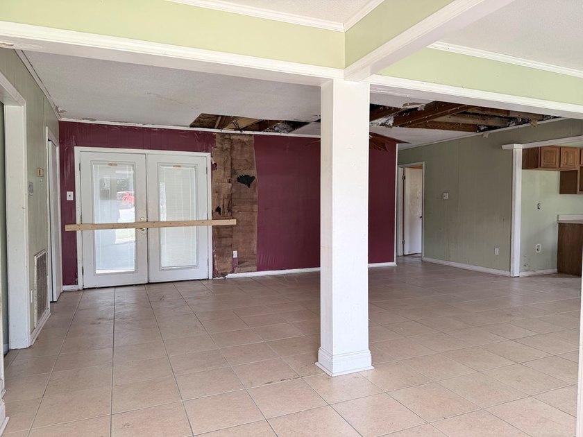 Great Location! BRAND NEW ROOF! Close to schools, shopping, and - photo 6