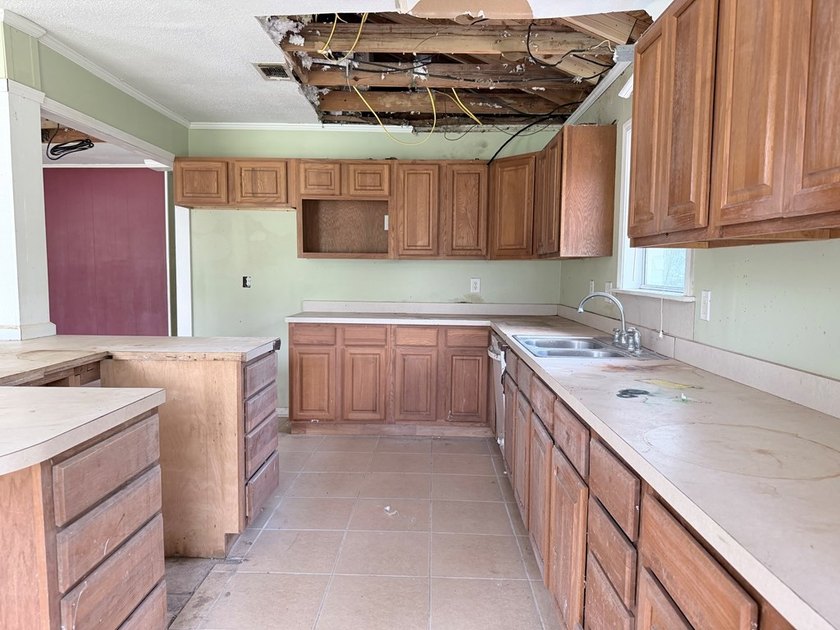 Great Location! BRAND NEW ROOF! Close to schools, shopping, and - photo 9