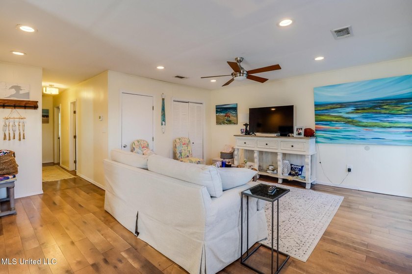 Charming 3-bedroom, 2-bath ''camp'' located in the heart of Bay - photo 12