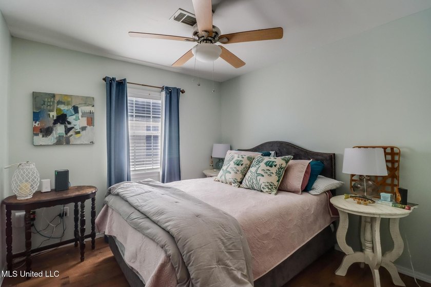Charming 3-bedroom, 2-bath ''camp'' located in the heart of Bay - photo 15