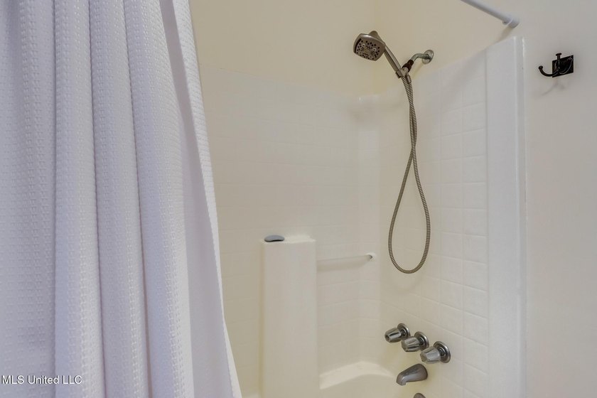 Charming 3-bedroom, 2-bath ''camp'' located in the heart of Bay - photo 19