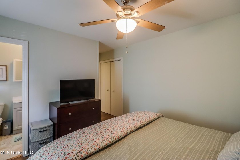 Charming 3-bedroom, 2-bath ''camp'' located in the heart of Bay - photo 22