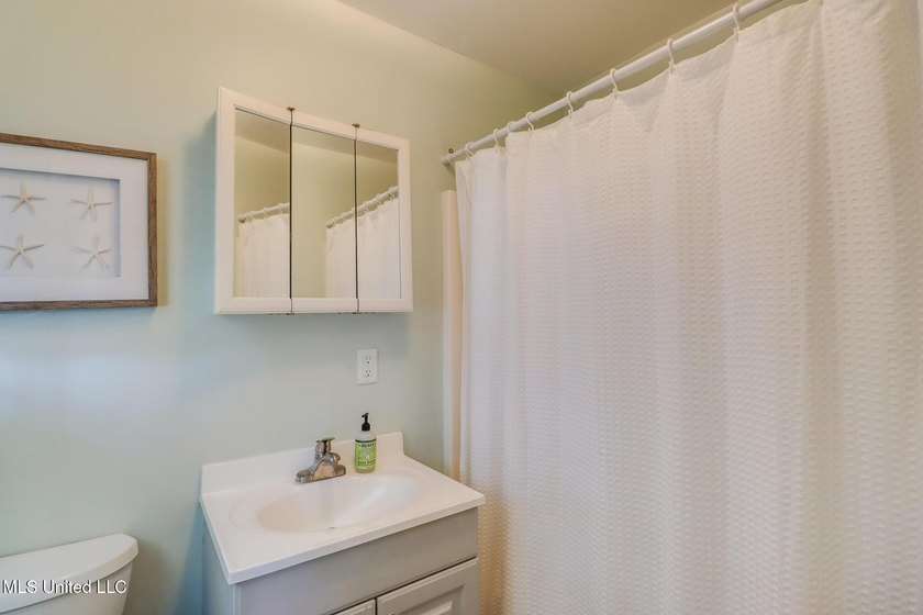 Charming 3-bedroom, 2-bath ''camp'' located in the heart of Bay - photo 23
