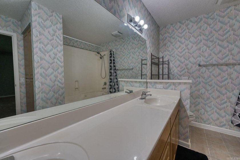 Charming 1993-built sanctuary nestled in a desirable location - photo 22