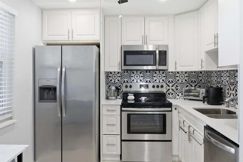 This spacious 3-bedroom, 2.5-bath corner unit in the gated *18th - photo 15