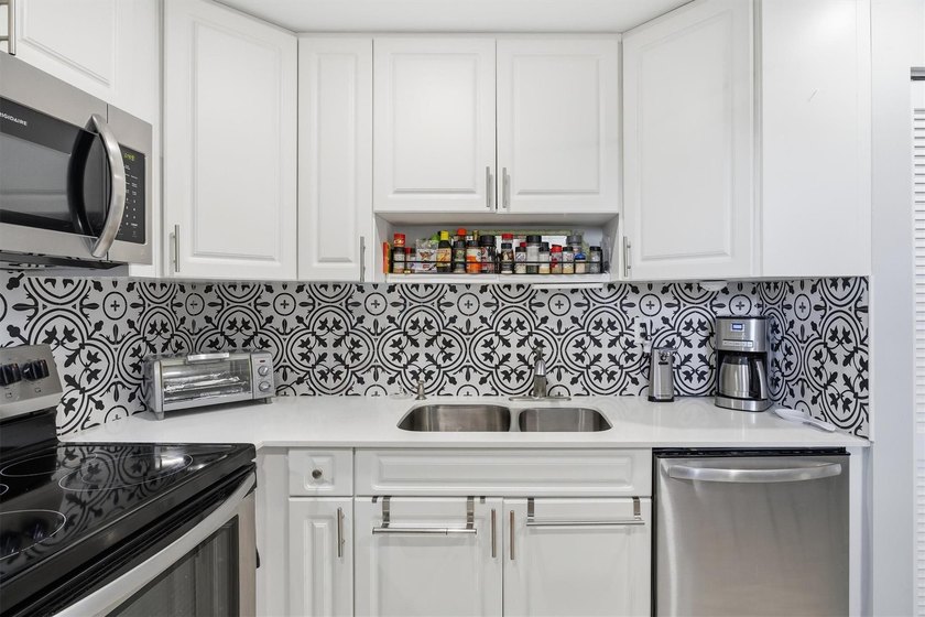 This spacious 3-bedroom, 2.5-bath corner unit in the gated *18th - photo 16