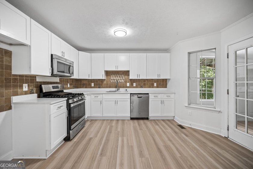 Offering exceptional flexibility and multigenerational living - photo 7
