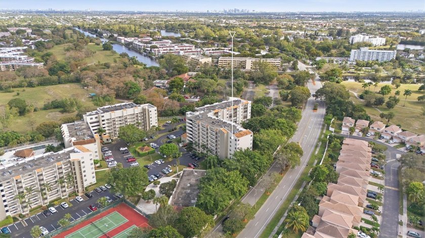 This spacious 3-bedroom, 2.5-bath corner unit in the gated *18th - photo 40