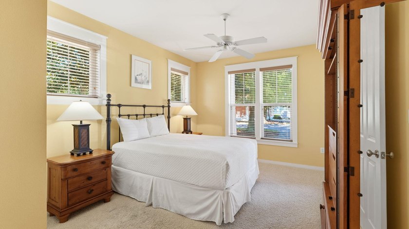 Welcome to 1327 E Ravens Run, a beautifully decorated home - photo 30