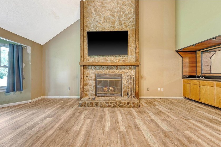Welcome to this spacious 3+ bedroom, 2 bath home in the - photo 2