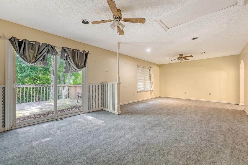 Welcome to this spacious 3+ bedroom, 2 bath home in the - photo 4