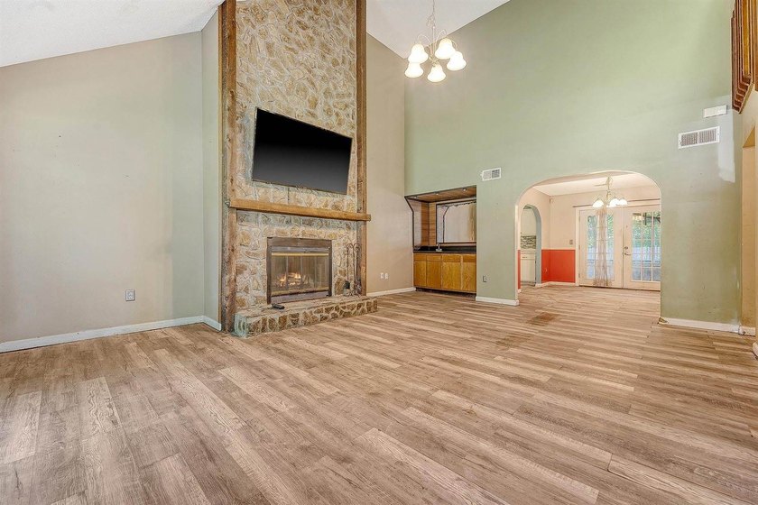 Welcome to this spacious 3+ bedroom, 2 bath home in the - photo 6