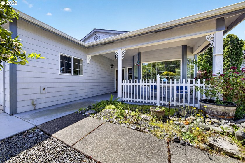 Welcome home to this well-maintained property located at the end - photo 2