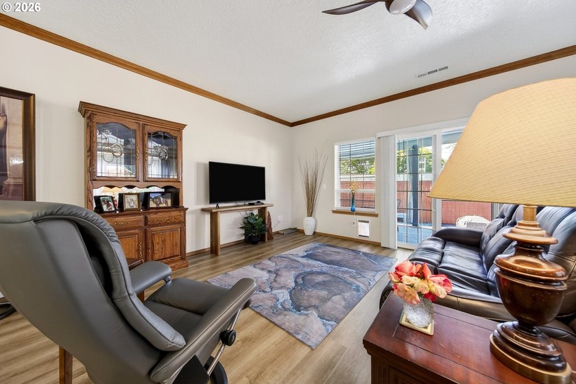 Welcome home to this well-maintained property located at the end - photo 6