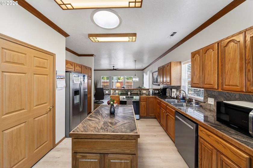 Welcome home to this well-maintained property located at the end - photo 9