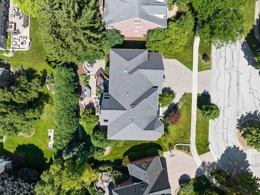 Welcome to this exceptional all-brick residence, ideally - photo 2