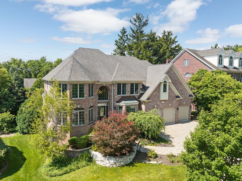 Welcome to this exceptional all-brick residence, ideally - photo 3
