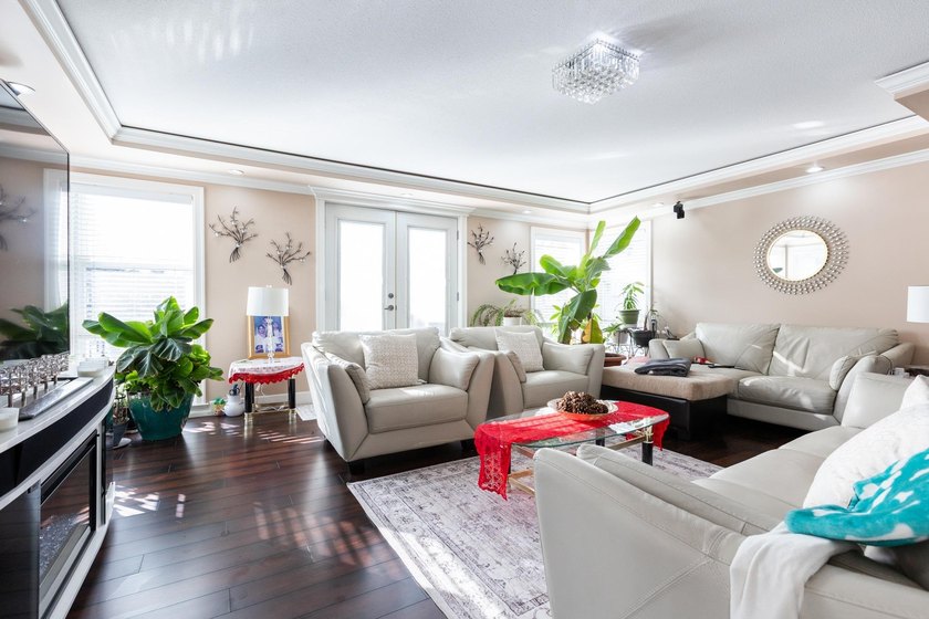 First time on the market and ONE OF A KIND in the neighbourhood! - photo 6