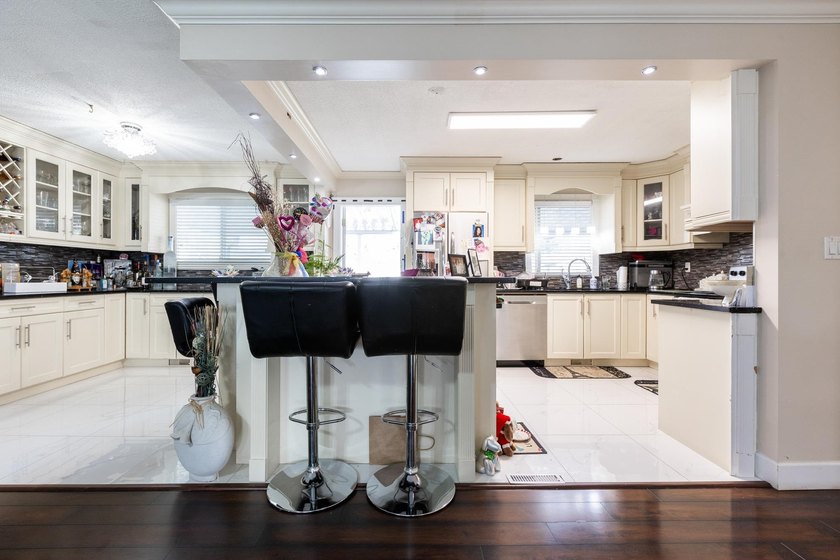 First time on the market and ONE OF A KIND in the neighbourhood! - photo 8