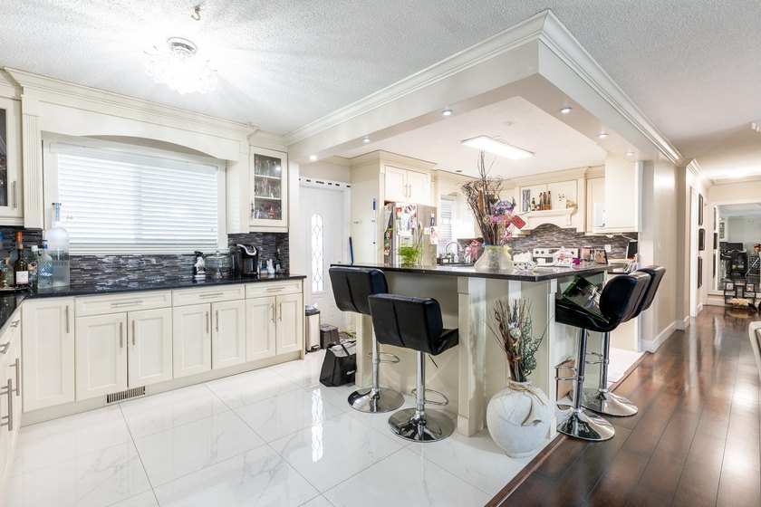 First time on the market and ONE OF A KIND in the neighbourhood! - photo 9