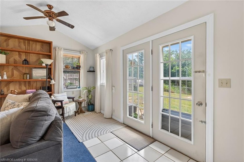 3 bedroom, 2 bath home located in Hackett in the Sebastian Lake - photo 8