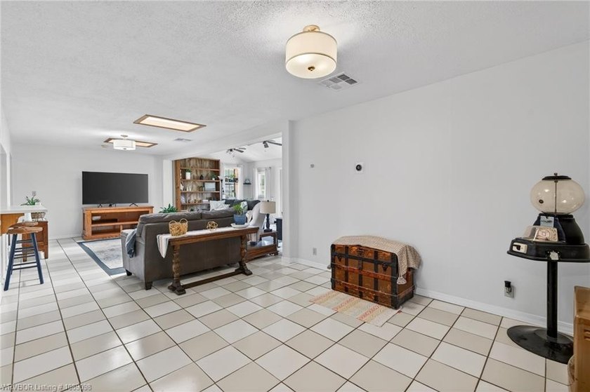 3 bedroom, 2 bath home located in Hackett in the Sebastian Lake - photo 9