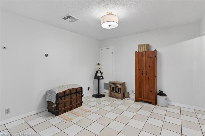 3 bedroom, 2 bath home located in Hackett in the Sebastian Lake - photo 10