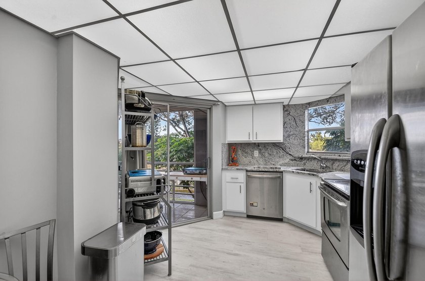 Step into resort style living in this upgraded 3 bedroom, 2 bath - photo 28