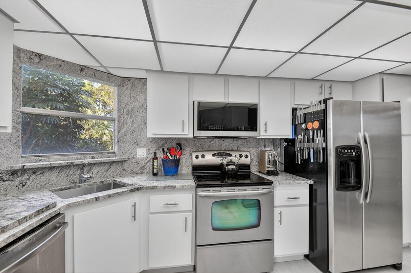 Step into resort style living in this upgraded 3 bedroom, 2 bath - photo 31