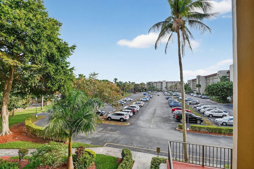 Step into resort style living in this upgraded 3 bedroom, 2 bath - photo 37