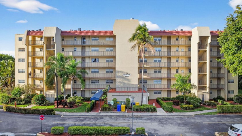 Step into resort style living in this upgraded 3 bedroom, 2 bath - photo 38