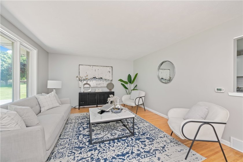 Beautifully updated 3 bedroom and 1.5 bath Split Level in - photo 3