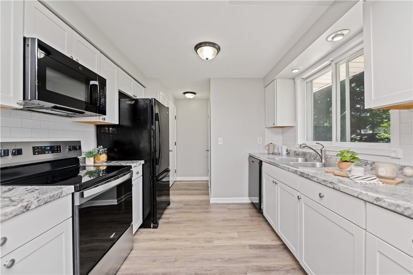 Beautifully updated 3 bedroom and 1.5 bath Split Level in - photo 7