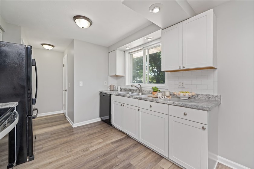 Beautifully updated 3 bedroom and 1.5 bath Split Level in - photo 8