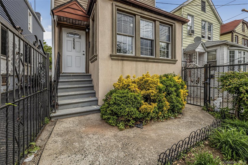 Beautifully renovated 3 bed, 2/1 bath home offering bright and - photo 19