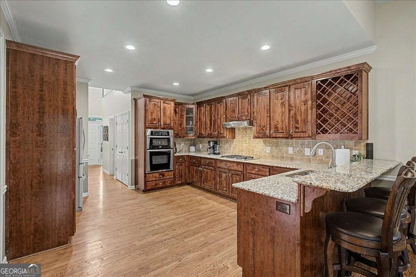 Welcome home to this spacious 5 bedroom, 4.5 bathroom residence - photo 4
