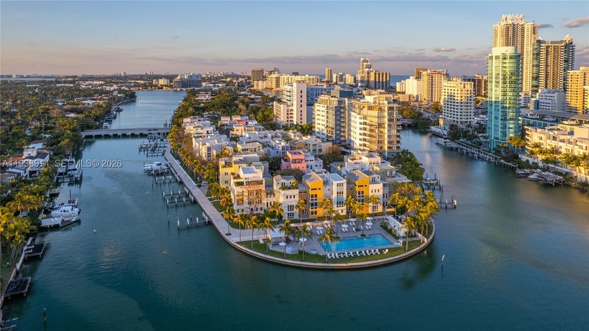 Breathtaking Sunset &amp; Skyline Views from Private, Guard-Gated - photo 23