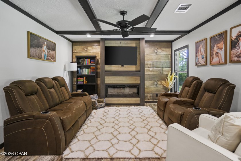 MOTIVATED SELLERS!! This beautiful, well-maintained home is - photo 2