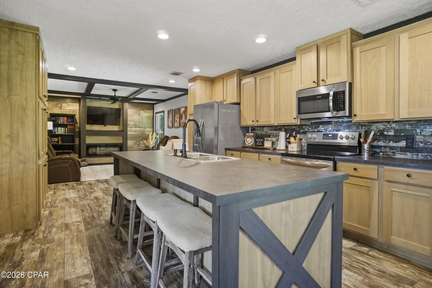 MOTIVATED SELLERS!! This beautiful, well-maintained home is - photo 3
