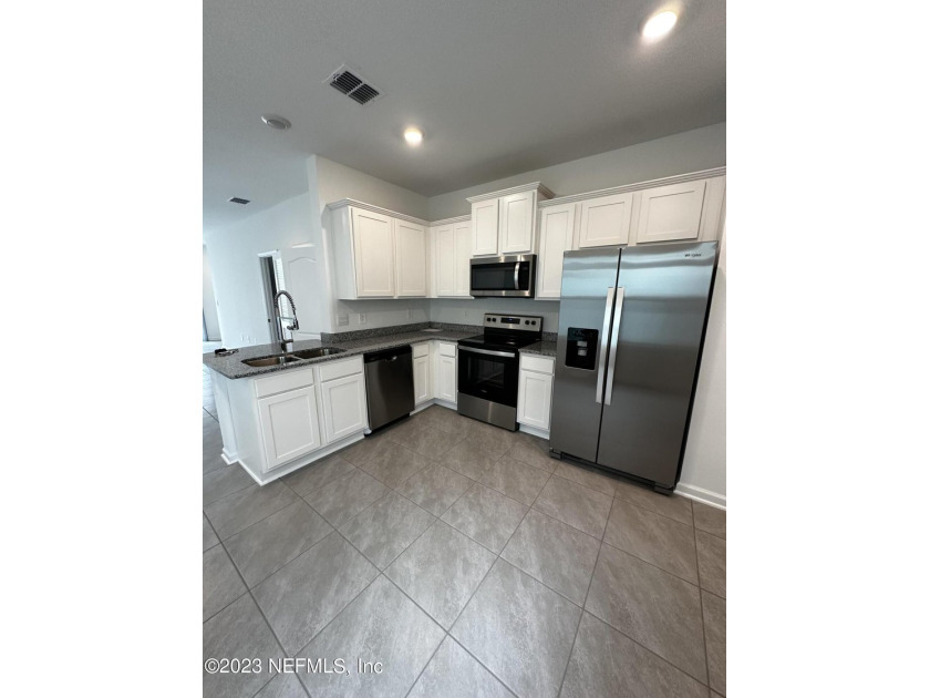 Almost new town-home, offers 3 bedrooms, 2.5 baths, and a 1-car - photo 33