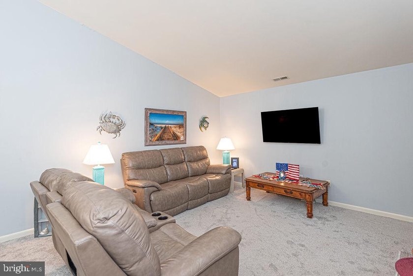 Beautifully maintained and move-in ready home located in the - photo 15