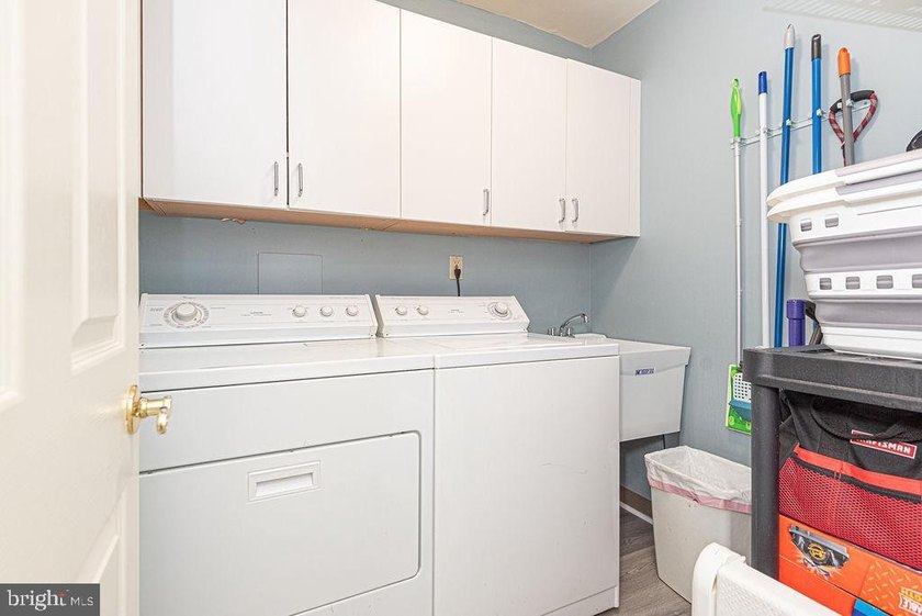 Beautifully maintained and move-in ready home located in the - photo 33
