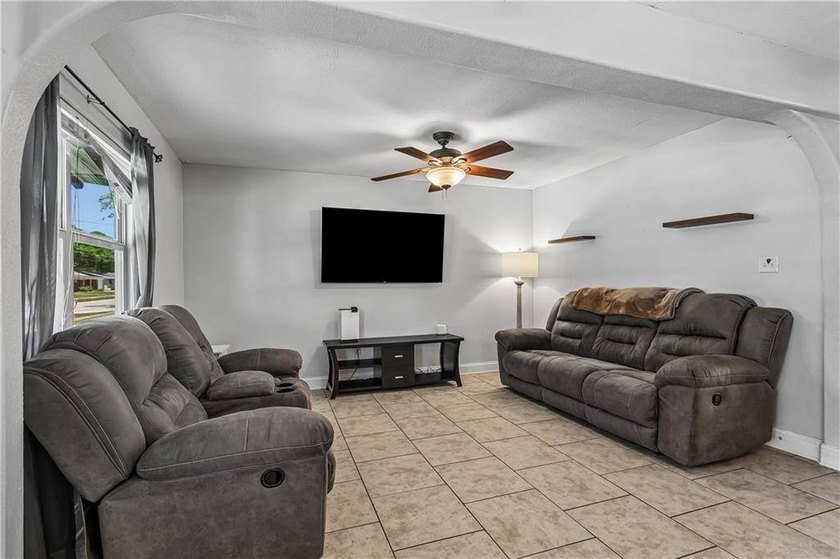 Great home located in the heart of Slidell. Lots of bonus space - photo 4