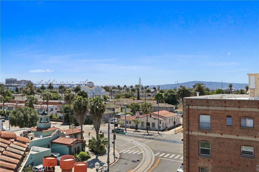 Showcasing an exceptional layout, open-concept design, and - photo 29