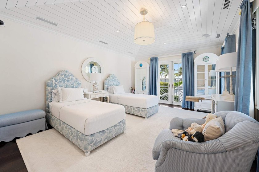 Stunning ''nearly new'' waterfront residence, complete with - photo 44