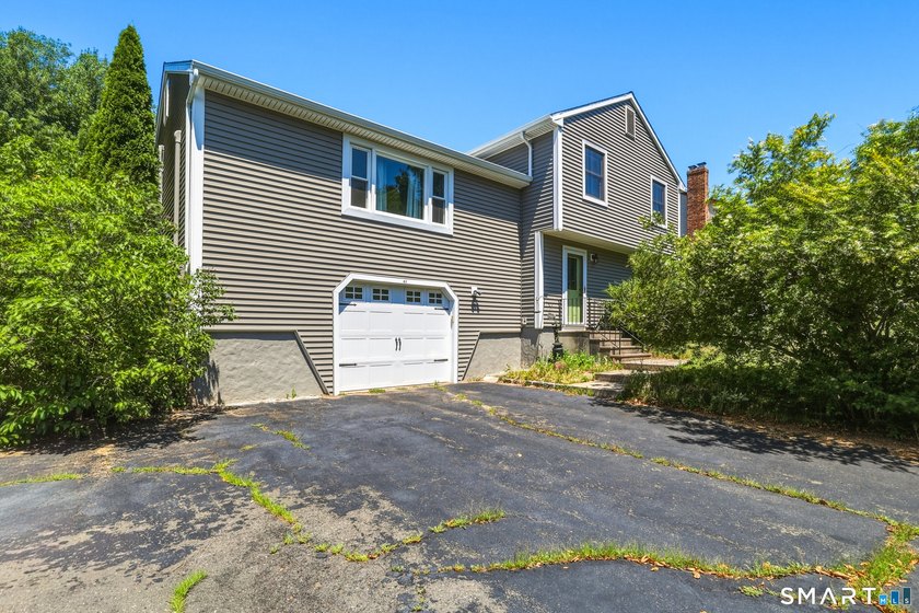 Welcome to 82 Lake Garda Drive, a beautifully maintained - photo 2