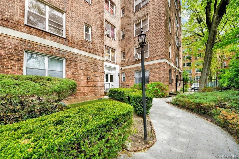 Back on the market, best deal in Riverdale! Spacious and - photo 2