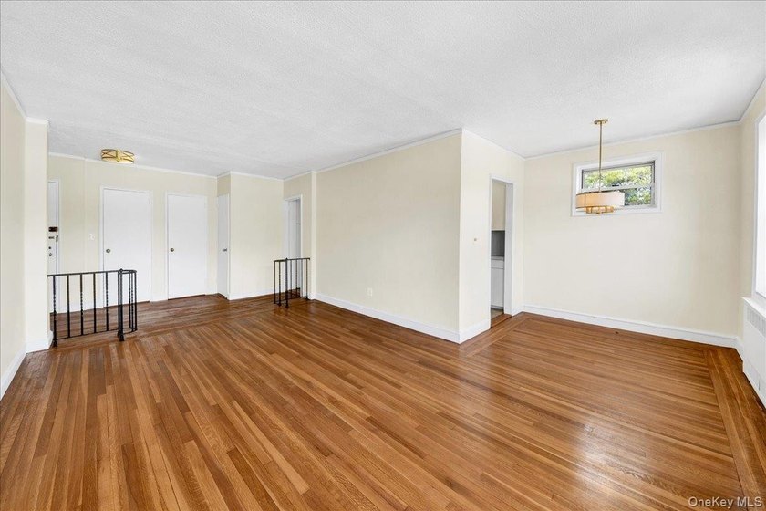 Back on the market, best deal in Riverdale! Spacious and - photo 4