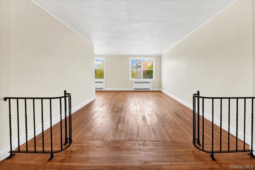 Back on the market, best deal in Riverdale! Spacious and - photo 6