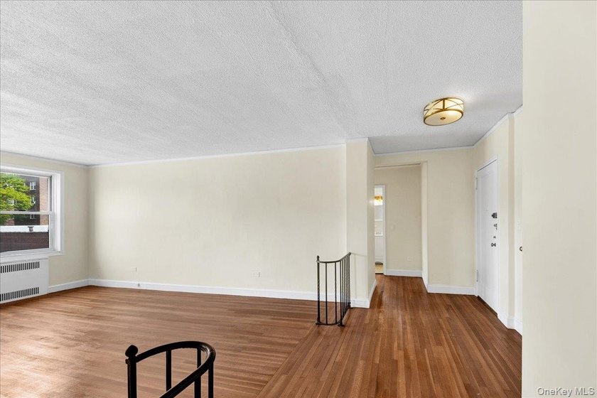Back on the market, best deal in Riverdale! Spacious and - photo 7